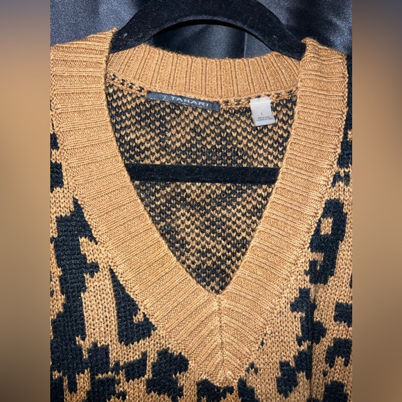 Chic Animal Print Sweater - Picture 3 of 4